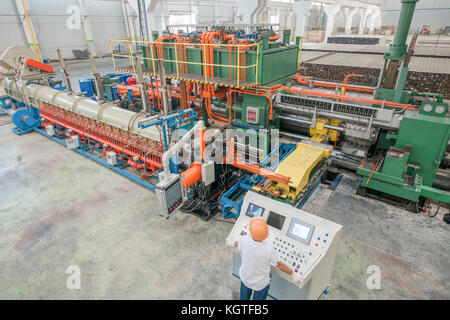 Derrière le tableau de bord des travailleurs dans l'atelier pour la production de profilés d'aluminium. presse à extrusion en aluminium Banque D'Images