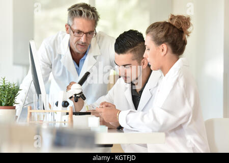 Les étudiants en biologie assisteront à la formation avec le microbiologiste Banque D'Images