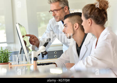 Les étudiants en biologie assisteront à la formation avec le microbiologiste Banque D'Images