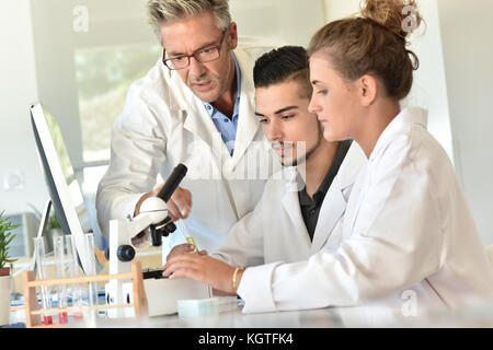 Les étudiants en biologie assisteront à la formation avec le microbiologiste Banque D'Images
