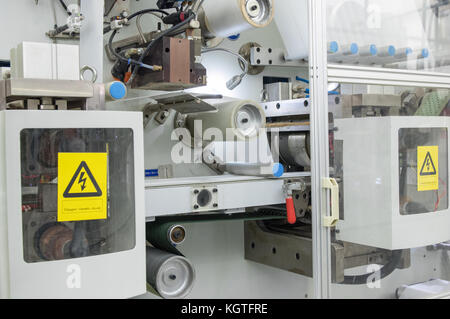 Usine et l'équipement pour la production des serviettes sanitaires. l'hygiène des femmes patins sur un gros plan de la courroie du convoyeur Banque D'Images