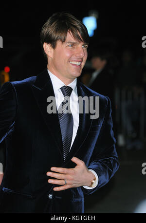 Tom cruise en arrivant à la première de l'argent fou au Westwood Theatre de Los Angeles. smiletom headshot  = personnes croisière, headshot, premiere, une remise de prix, l'arrivée, l'événement tapis rouge, vertical, smiling, industrie du film, USA, acteur de cinéma, film celebrity, artiste, célébrité, looking at camera, photographie, arts, culture et divertissement, participant à un événement, une personne, bestof Banque D'Images