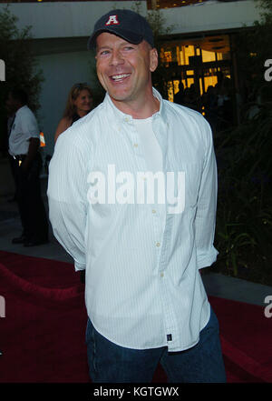 Bruce Willis arrivant à la peau première à l'arclight Cinerama Dome et theatre de los angeles. Le 15 juillet 2004.Bruce Willis -  = les gens, les trois quarts, premiere, une remise de prix, l'arrivée, l'événement tapis rouge, vertical, smiling, industrie du film, USA, acteur de cinéma, film celebrity, artiste, célébrité, looking at camera, photographie, arts, culture et divertissement, participant à un événement, une personne, bestof, Banque D'Images