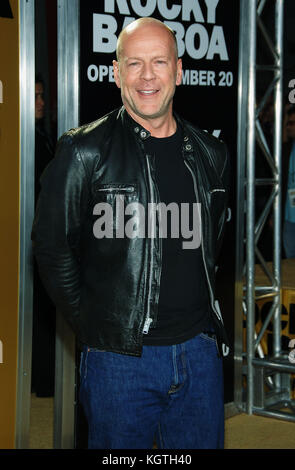 Bruce Willis arrive à la première ROCKY BALBOA au Chinese Theatre de Los Angeles. 3/4 contact visuel smileBruce Willis - = personnes, trois quarts, première, spectacle de récompenses, arrivée, événement de tapis rouge, vertical, sourire, industrie du film, États-Unis, acteur de cinéma, célébrité de film, artiste, célébrité, regarder l'appareil photo, la photographie, arts Culture et divertissement, assister à un événement, bestof, une personne, Banque D'Images