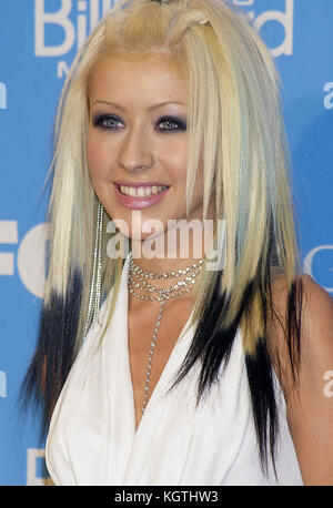 05 décembre 2000 ; Los Angeles, CA, États-Unis ; le Billboard Music Awards 2000 a été HELS à la MGM à Las Vegas Christina Aguilera - = People, , Headshot, , Premiere, remise des prix, arrivée, événement tapis rouge, vertical, souriant, industrie cinématographique, États-Unis, actrice de cinéma, célébrité de cinéma, artiste, célébrité, regarder la caméra, photographie, Arts, culture et divertissement, assister à un événement, Bestof, une personne, chanteur, musicien, artiste musical Christina Aguilera - = personnes, , Headshot, , première, remise des prix, arrivée, événement tapis rouge, vertical, souriant, industrie cinématographique, États-Unis, actrice de cinéma, célébrité de cinéma, Banque D'Images