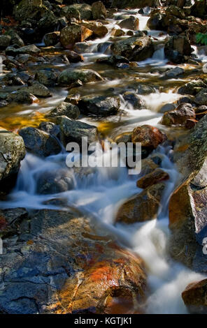 Mouvement de cascade sur les rochers, Yosemite National Park Banque D'Images