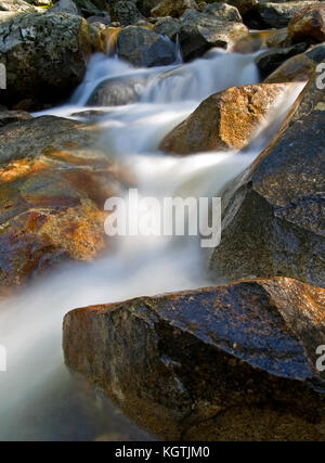 Mouvement de cascade sur les rochers, Yosemite National Park Banque D'Images