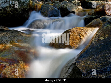 Mouvement de cascade sur les rochers, Yosemite National Park Banque D'Images