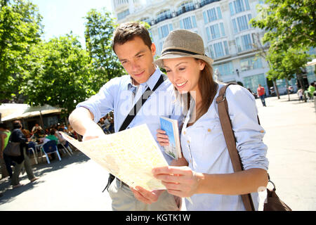 Couple dans la place Santa Ana de madrid city map Banque D'Images