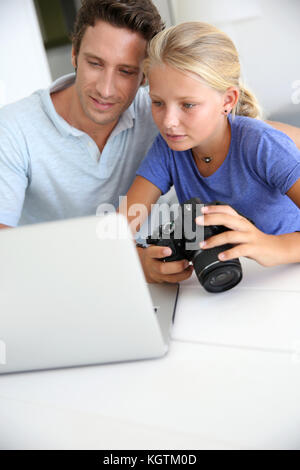Père et fille à la caméra numérique à l'ordinateur portable et Banque D'Images