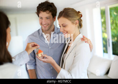 Couple de clés de leur nouvelle maison Banque D'Images