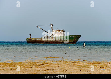 Un chalutier en Mer Rouge des naufragés abandonnés dans les eaux peu profondes, après avoir atteint de hauts-fonds. Photo prise en 2017 près de Al Qattan, au sud de la ville de Jeddah, Arabie saoudite. Banque D'Images