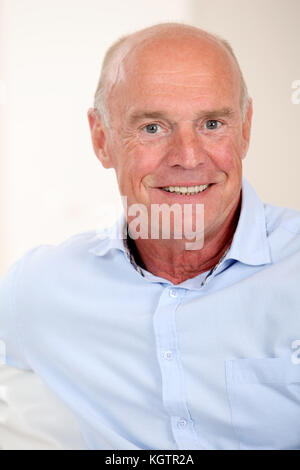 Portrait of senior man in blue shirt Banque D'Images
