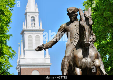 Statue de Paul Revere et Old North Church in Boston north end quartier, Massachusetts, Etats-Unis. Banque D'Images