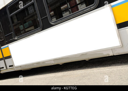 Publicité bus. close-up of blank billboard sur le panneau latéral de bus Banque D'Images