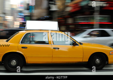 Haut publicité de taxi à Times square, new york city. Écran vide sur taxi jaune, l'arrière-plan flou Banque D'Images