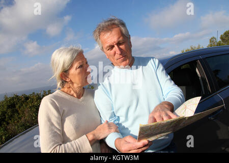 Couple de route sur un capot de voiture Banque D'Images