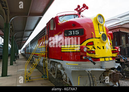 Texas, Galveston Railroad Museum, Santa Fe Super Chief Warbonnet locomotive EMD F7'A Unit 315, construite en 1953 Banque D'Images