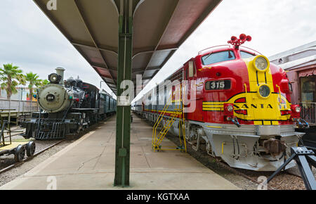 Texas, Galveston Railroad Museum, (l) Southern Pacific Engine #314 construit en 1892 ; (R) Santa Fe Super Chief Warbonnet locomotive EMD F7'A Unit 315, construite Banque D'Images