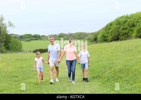 Balades en famille sur les sentiers de pays pendant les vacances Banque D'Images