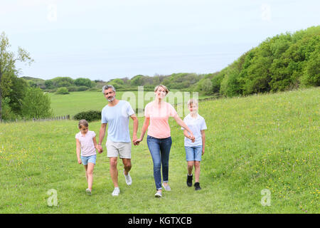 Balades en famille sur les sentiers de pays pendant les vacances Banque D'Images