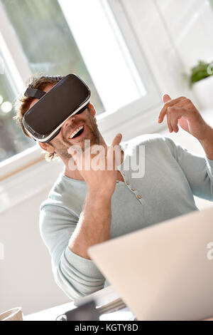 L'homme à l'aide de casque vr, 3d, réalité virtuelle Banque D'Images