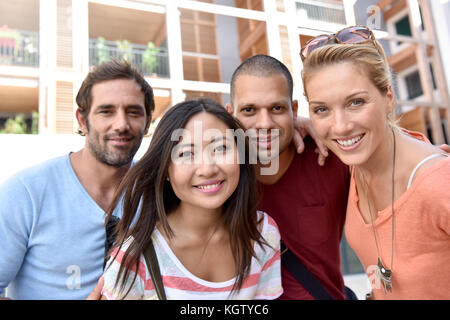 Les jeunes gens multi-raciale dans la ville étudiante Banque D'Images