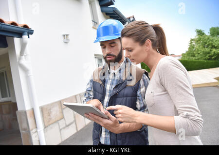 Avec client technicien en montrant ce qu'est en cours de correction Banque D'Images