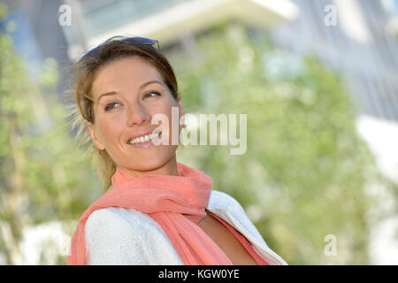 Portrait of smiling blonde woman walking outside Banque D'Images