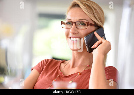 Attractive blonde Woman talking on phone Banque D'Images