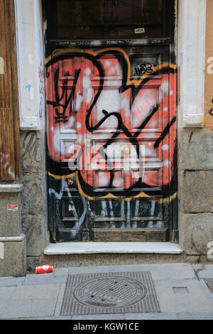 Peint à la bombe des graffitis sur la porte, Malasana barrio, le centre-ville de Madrid, Espagne Banque D'Images