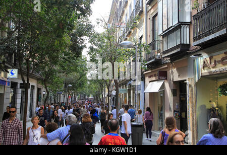 Rue commerçante piétonne animée, Calle Fuencarral, centre-ville de Madrid, Espagne Banque D'Images
