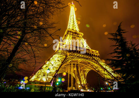 Eiffel Tower at night Banque D'Images