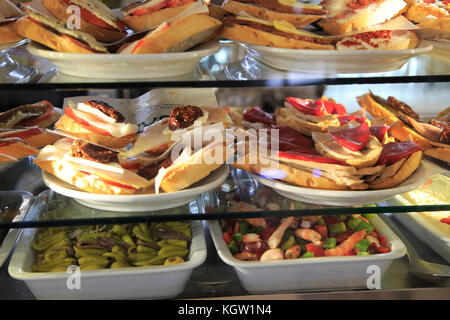 Tapas à l'intérieur de l'écran historique célèbre Los Gatos Cervecerias bar, centre-ville de Madrid, Espagne Banque D'Images