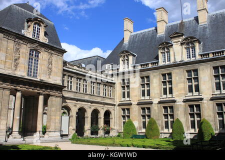 Paris, France - 24 mai 2015 : Cour avec les beaux jardins de musée Carnavalet. Le musée a été ouvert en 1880 et est dédié à l'histoire Banque D'Images