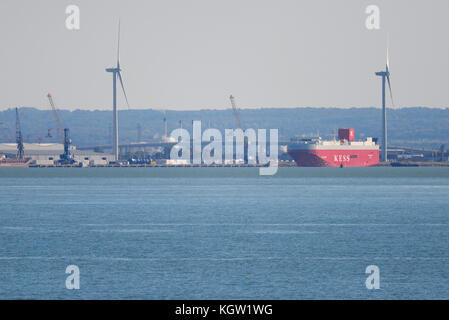 Embouchure de la rivière Medway à partir de l'estuaire de la Tamise avec le port et d'expédition, d'éoliennes, grues, Sheppey Crossing Bridge, l'île de Grain, Kent. Banque D'Images