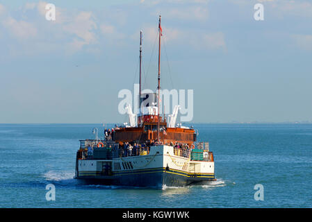 Le bateau à aubes Waverley approche de Southend Pier sur l'estuaire de la Tamise avec des passagers Banque D'Images