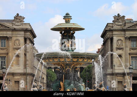 Fontaines de la concorde (conçu par Jacques ignace hittorff, 1840) sur la place de la concorde à Paris, France. nord fontaine commémore la navigation et co Banque D'Images