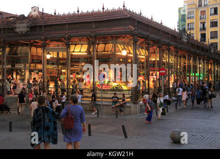 Mercado de San Miguel bâtiment historique du marché d'éclairage extérieur en soirée, le centre-ville de Madrid, Espagne construit 1916 Banque D'Images