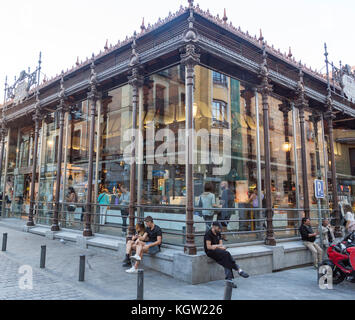 Mercado de San Miguel d'extérieur de bâtiment historique du marché, le centre-ville de Madrid, Espagne construit 1916 Banque D'Images