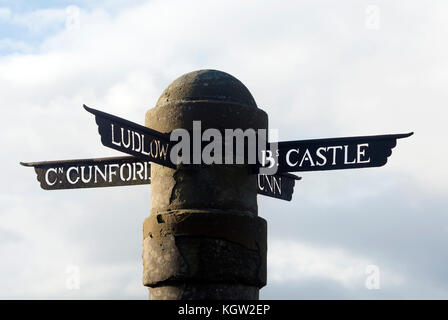 Un fingerpost sur la route B4368 entre Oisans et Craven Arms, Shropshire, England, UK Banque D'Images