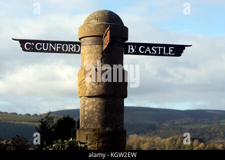 Un fingerpost sur la route B4368 entre Oisans et Craven Arms, Shropshire, England, UK Banque D'Images