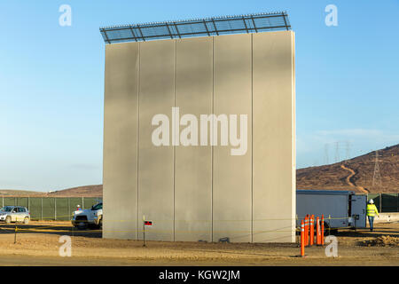 L'administration d'Atout nouveau mur à la frontière américano-mexicaine des prototypes sont dévoilé en octobre 2017. Ce prototype a été conçu et construit par Texas Sterling Construction Co., une entreprise de l'Arizona et seront soumis à des tests pour s'assurer qu'ils peuvent résister à l'attaque et tente de passer, sous et sur eux. Voir plus d'informations ci-dessous. Banque D'Images