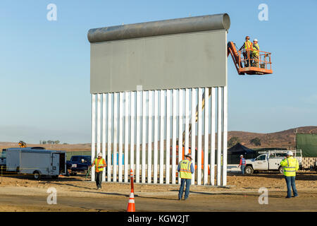 L'administration d'Atout nouveau mur à la frontière américano-mexicaine des prototypes sont dévoilé en octobre 2017. Ce prototype a été conçu et construit par KWR La Construction, une entreprise de l'Arizona et seront soumis à des tests pour s'assurer qu'ils peuvent résister à l'attaque et tente de passer, sous et sur eux. Voir plus d'informations ci-dessous. Banque D'Images