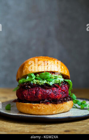 Betteraves et haricots burger dans brioche bun Banque D'Images