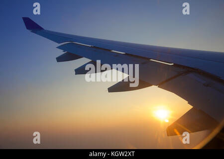 Gros plan d'une aile d'avion au coucher du soleil Banque D'Images