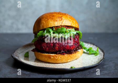 Betteraves et haricots burger dans brioche bun Banque D'Images