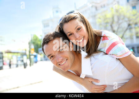 Man giving piggyback ride to girlfriend Banque D'Images