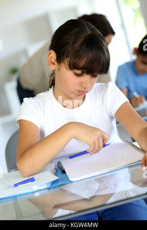 Jeune fille de l'école avec l'ennuyer ! Banque D'Images