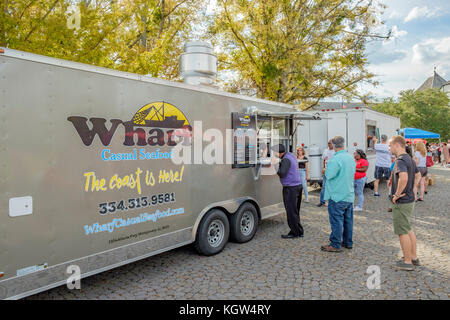 Clients à un camion alimentaire festival dans une petite communauté à Montgomery, en Alabama, USA, attendre en ligne, ou d'une file d'attente, pour acheter de la nourriture. Banque D'Images